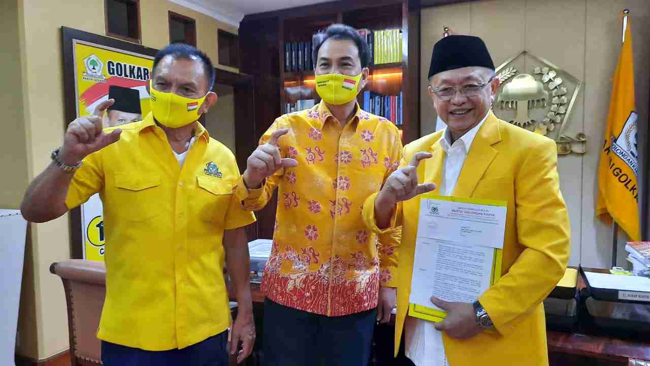 Cek Endra saat terima SK rekomendasi dukungan Partai Golkar