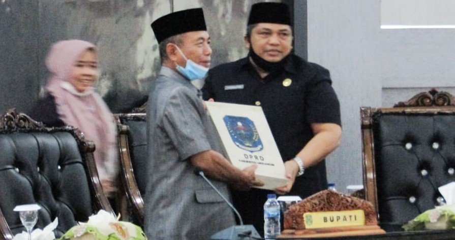 Mashuri (kiri) dan Ketua DPRD Merangin