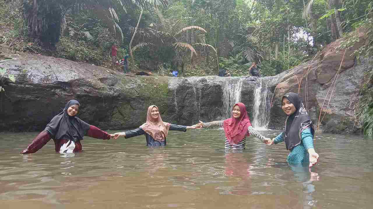 Pengunjung saat berwisata di Air Terjun Cicai