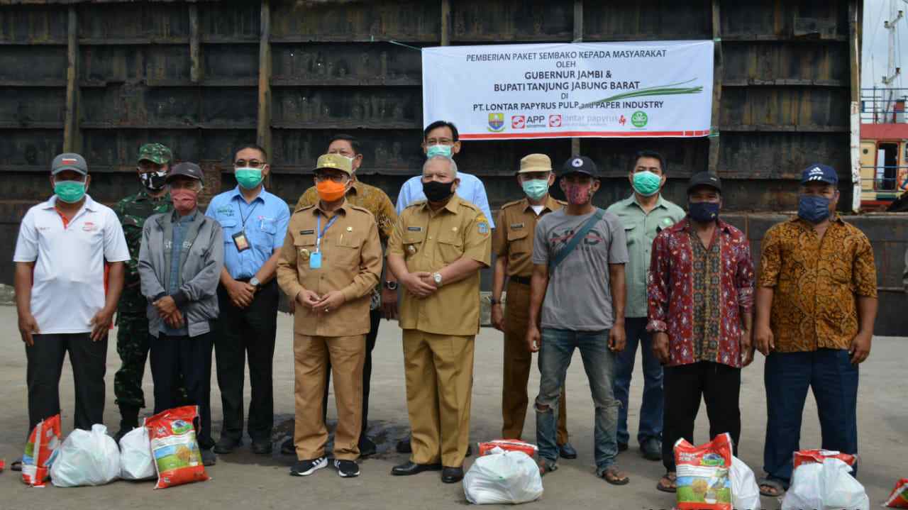 Safrial saat mendampingi Fachrori Umar tinjau protokol kesehatan di perusahaan kawasan Tanjab Barat
