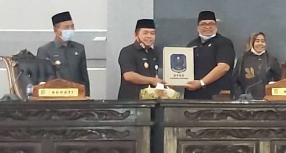 Al Haris (dua dari kiri) bersama Ketua DPRD Kabupaten Merangin 