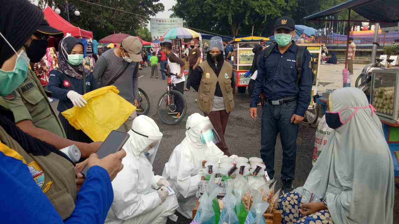 Tim Gugus Covid-19 Jambi saat lakukan uji rapid test di CFD kawasan perkantoran gubernur Jambi