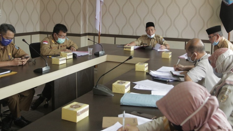 Mashuri saat pimpin rapat percepatan pembangunan KRM