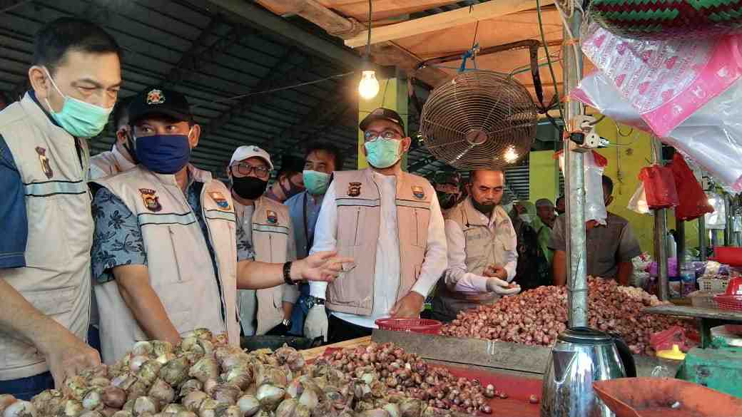 Tim Satgas Pangan Provinsi Jambi saat tinjau harga bahan pokok di Pasar Angso Duo Baru Jambi