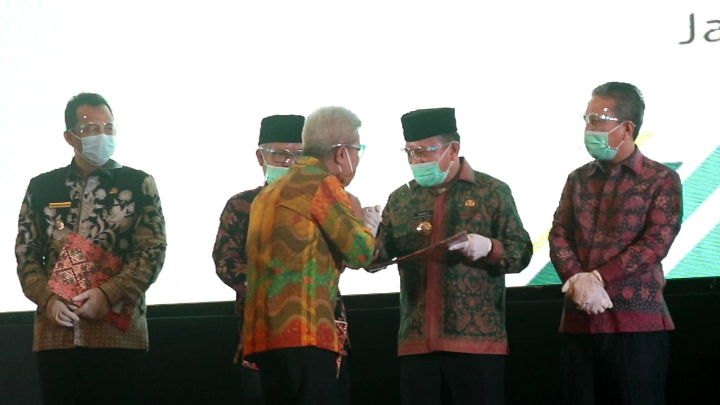 Al Haris saat terima Sertifikat Aset Pemda 