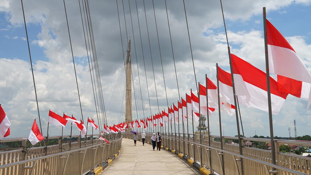 1000 Bendera Merah Putih di Jembatan Gentala Arasy