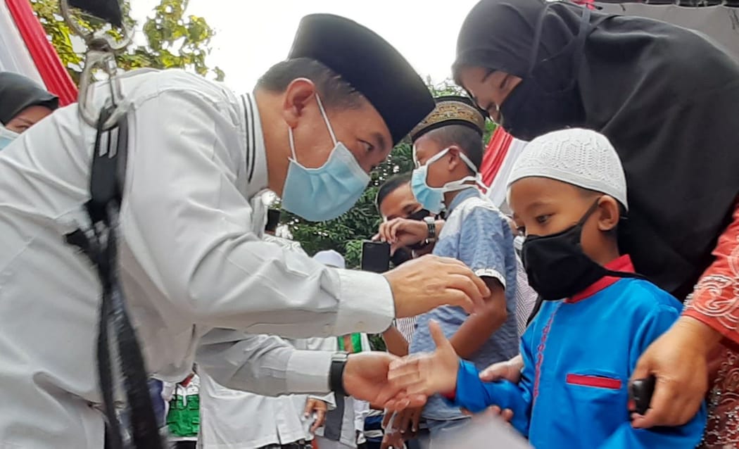 Al Haris saat beri santunan ke anak yatim