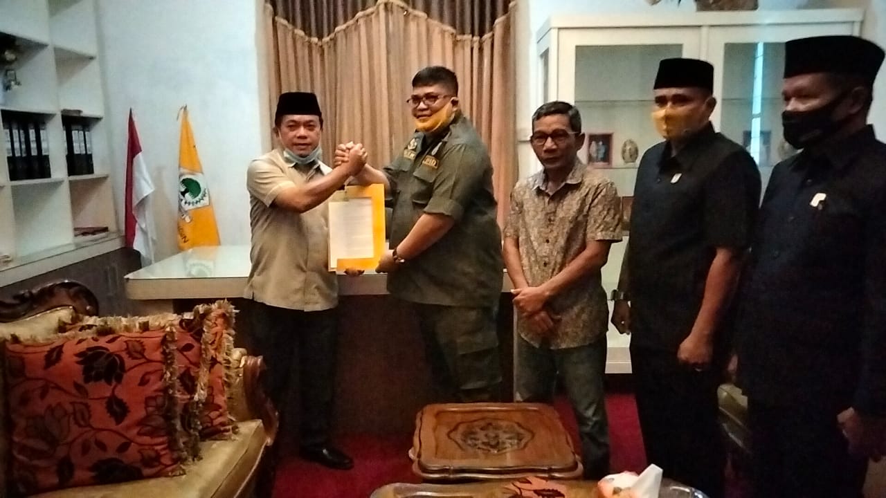 Al Haris saat penyerahan berkas pengunduran diri di Sekretariat DPD II Golkar Merangin