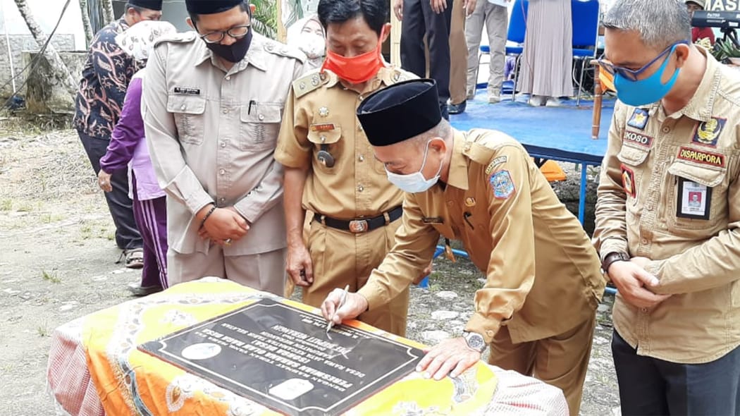 Mashuri saat resmikan gedung sarana olahraga Desa Rawa Jaya