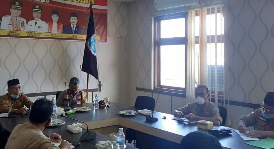 Mashuri saat pimpin rapat dengan Satgas Covid-19 Merangin