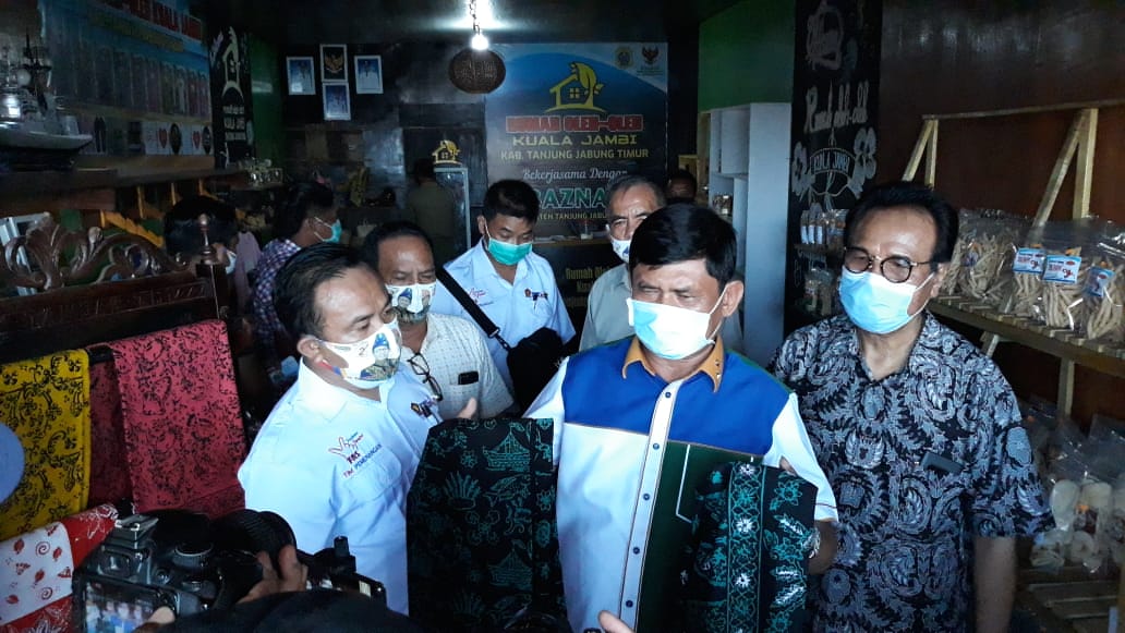 Syafril Nursal saat beli batik motif aneka laut