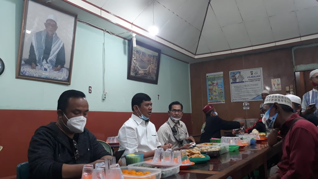 Syafril Nursal saat sarapan bersama warga di Warkop H. Ismail