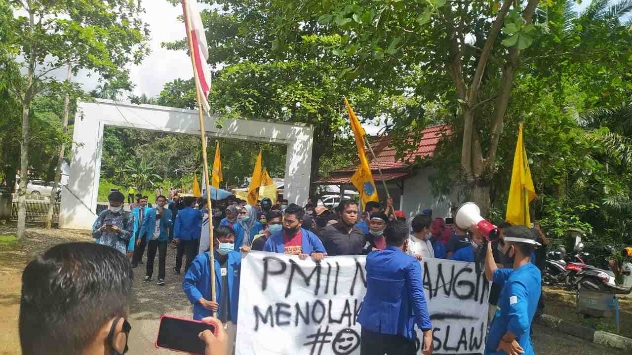 Aksi demo PMII Merangin tolak UU Cipta Kerja