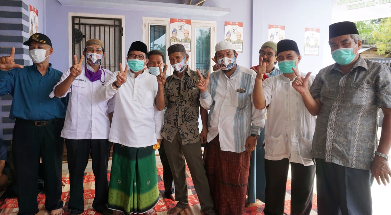 Fachrori bersama warga dan pimpinan Ponpes saat berkunjung di Kecamatan Tabir