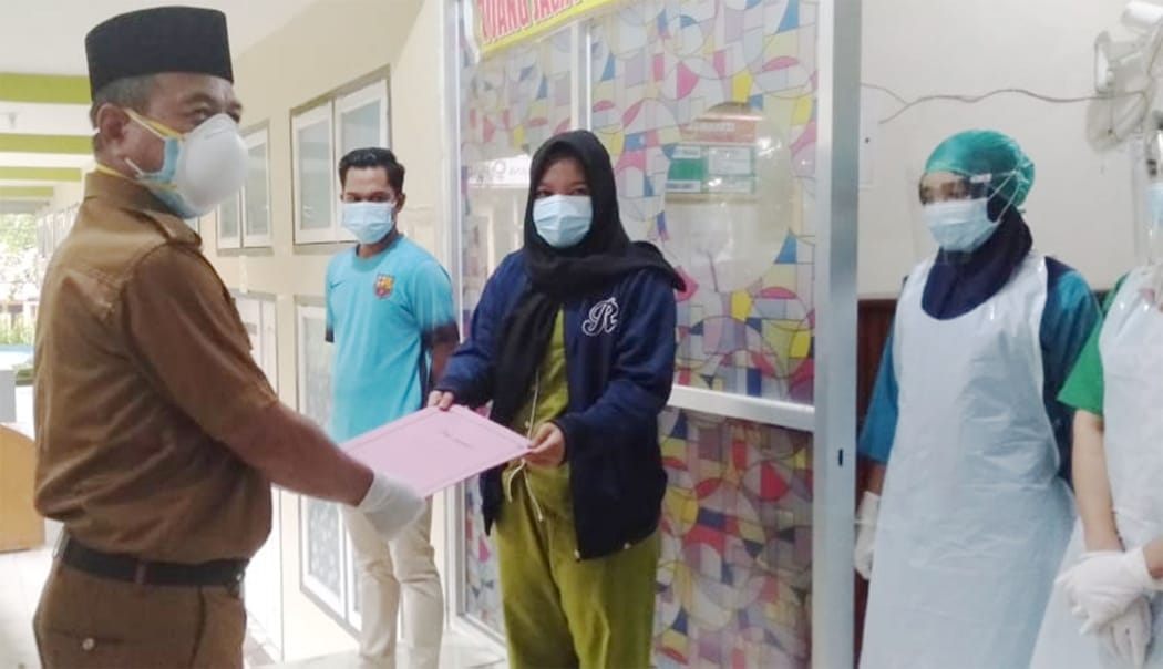 Mashuri saat melepas kepulangan pasien sembuh dari Covid-19