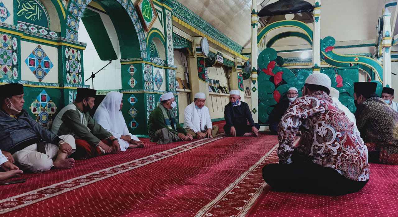Al Haris saat sholat subuh di Masjid Agung Pondok Tinggi