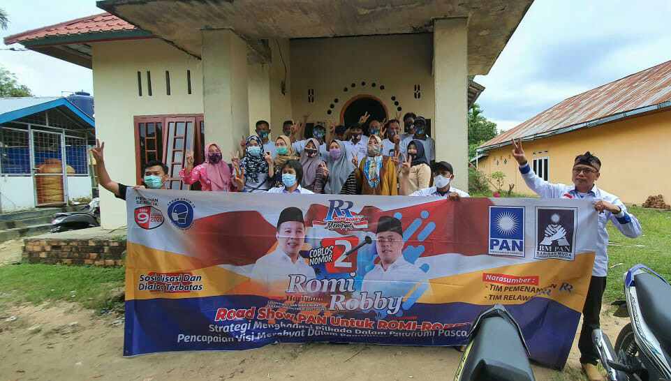 Tim pemenangan dan relawan Romi-Robby 