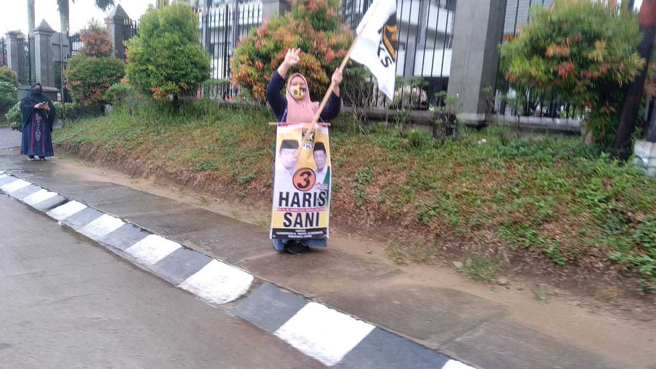 Kader PKS saat sosialisasikan Haris-Sani