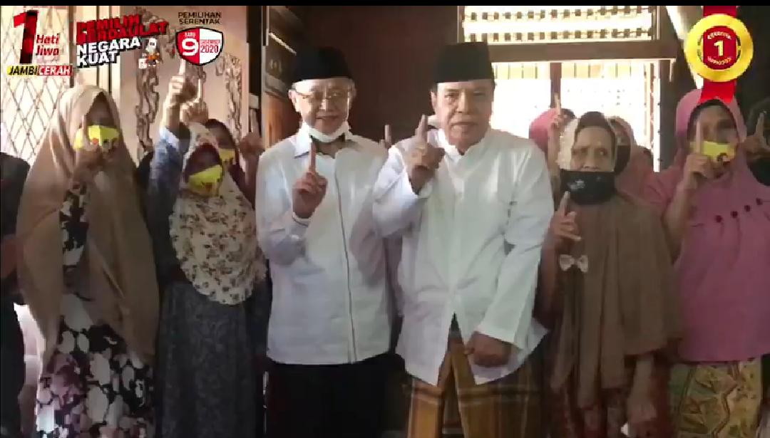 Kemas Arsyad Somad dan Cek Endra saat silaturahmi dengan warga Tanjung Pasir