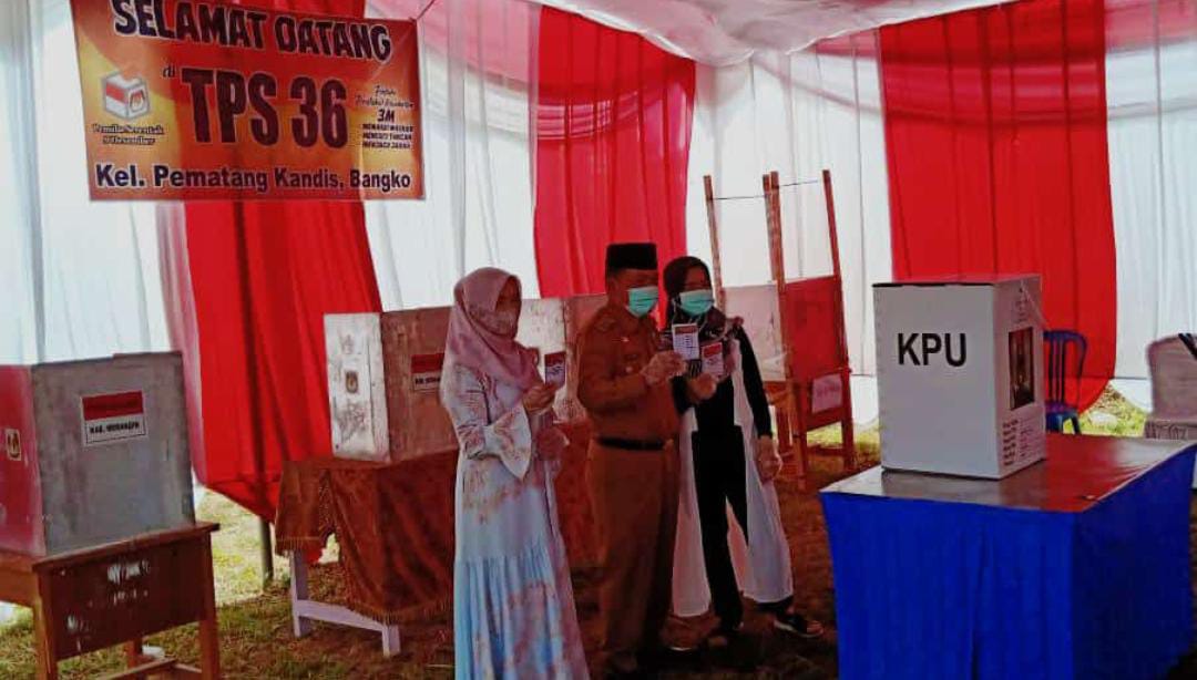Al Haris saat mencoblos di TPS 36 Pematang Kandis