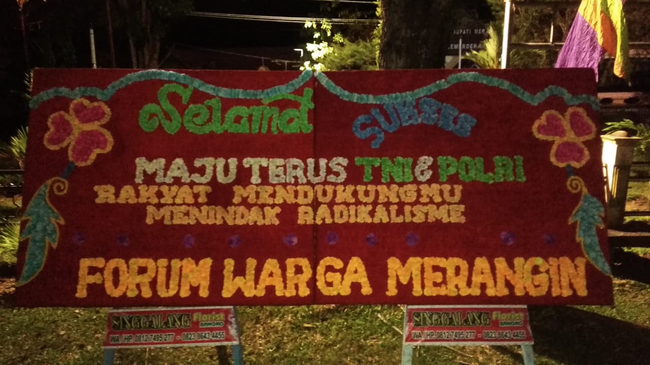 Karangan bunga di depan Mapolres Merangin 
