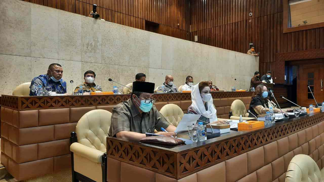 Anggota DPR RI Fraksi Golkar, Hasan Basri Agus (kiri)