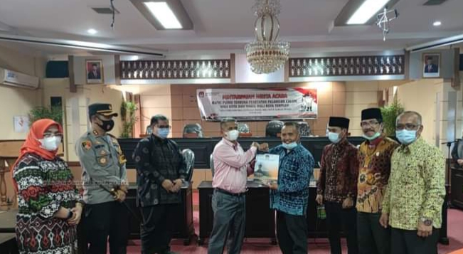 KPU saat serahkan hasil pleno Pilwako Sungai Penuh 