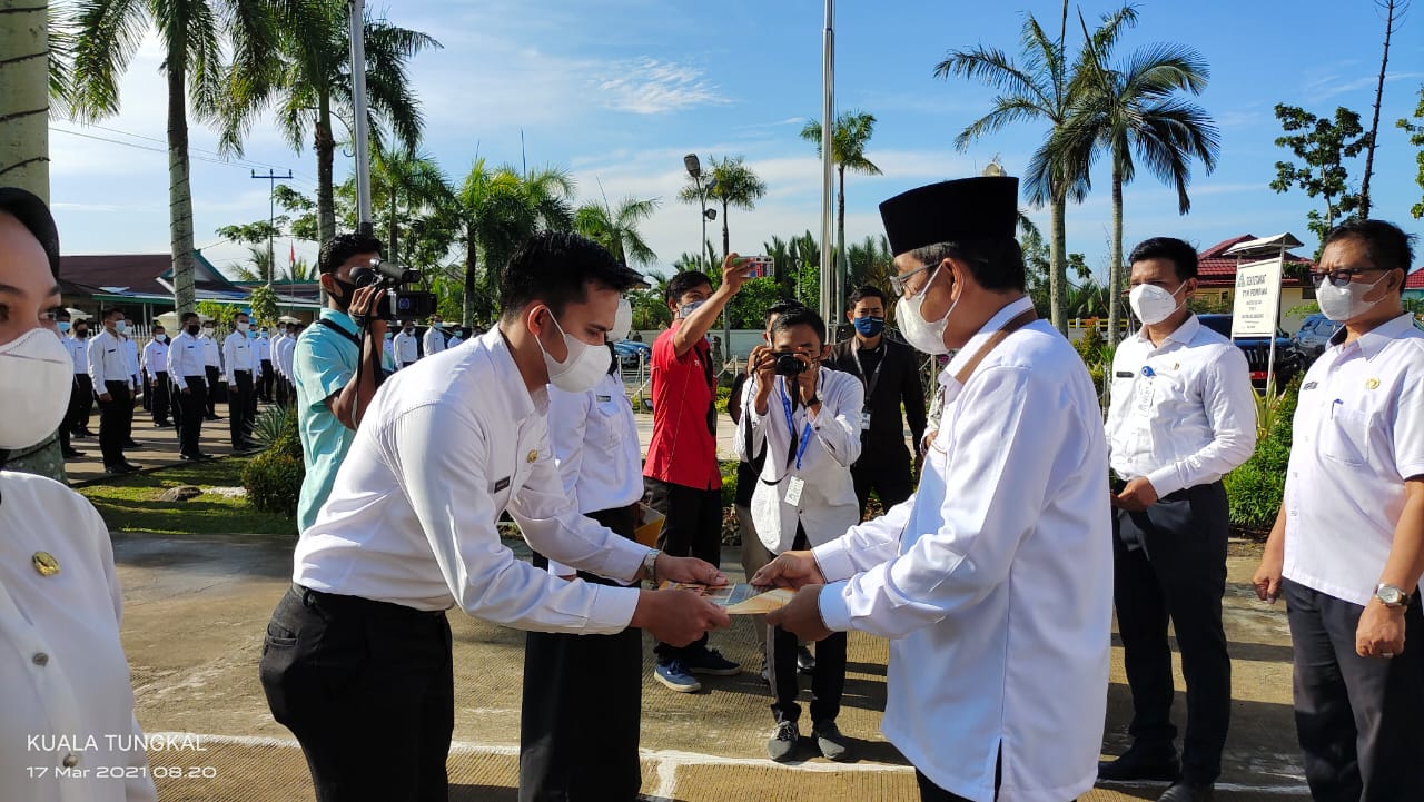 Anwar Sadat saat serahkan SK PNS