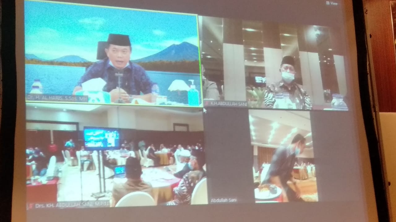 Al Haris-Sani dan tim saat menyaksikan putusan sengketa Pilgub Jambi 