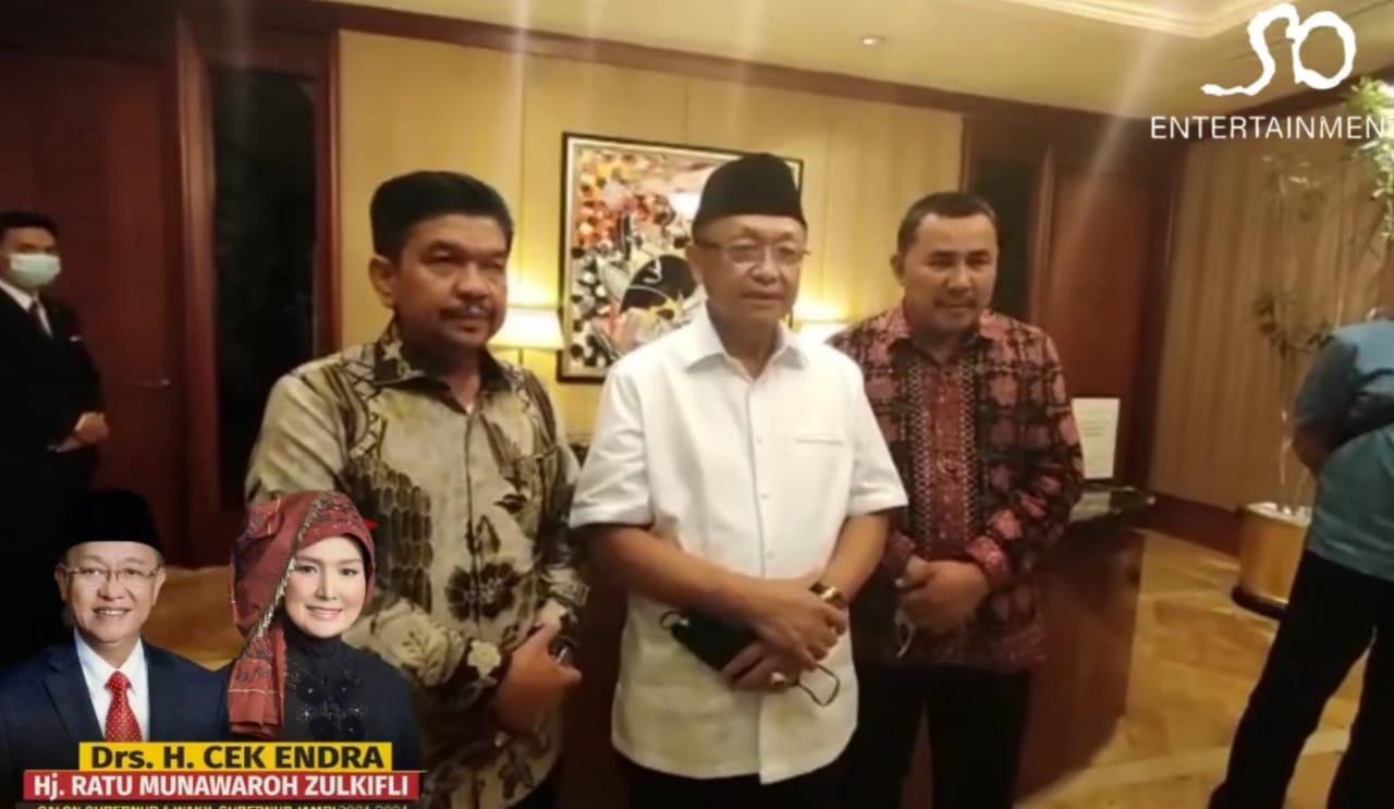 Cek Endra (tengah)