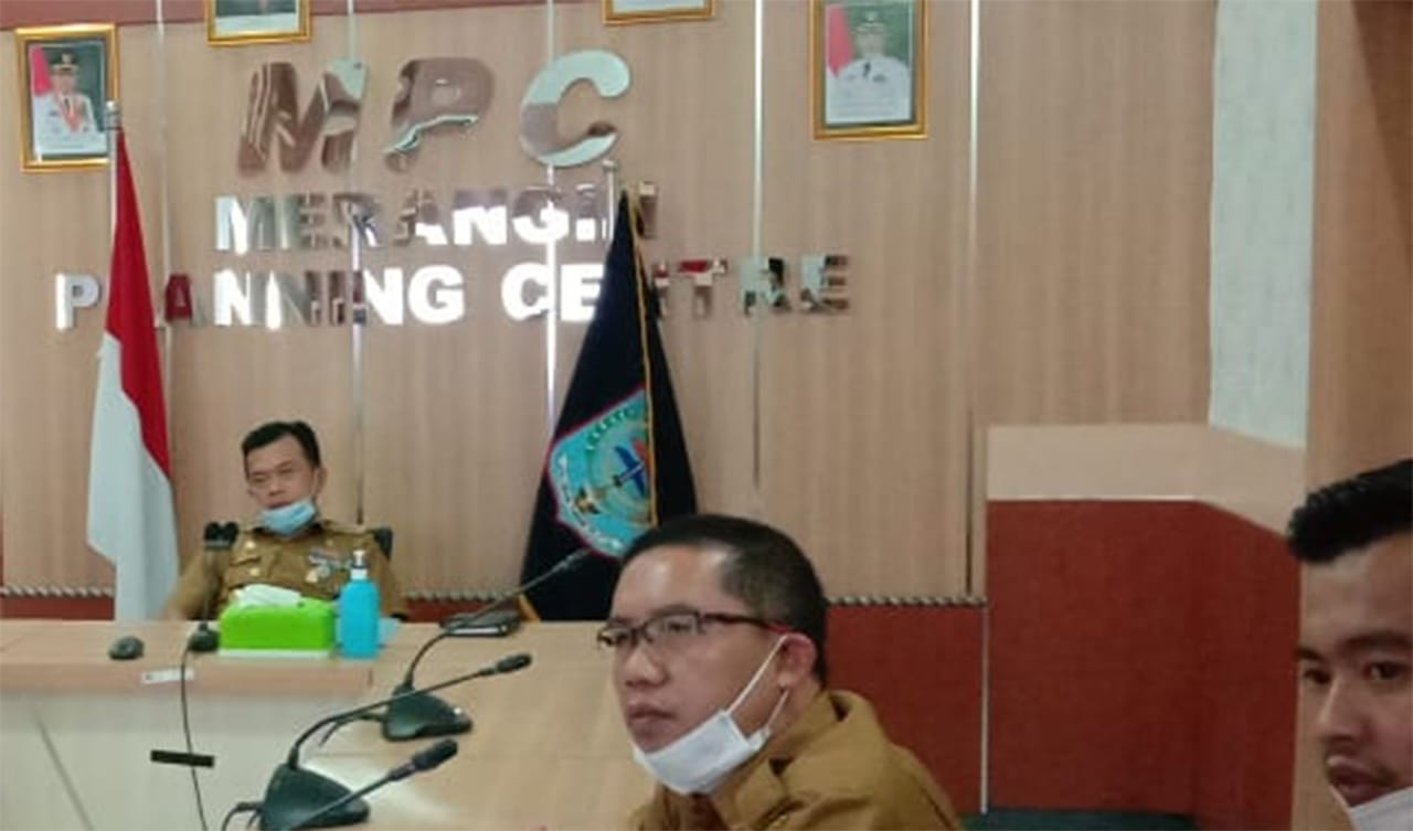 Bupati Merangin, Al Haris saat ikuti rapat pembahasan realisasi APBD 2021