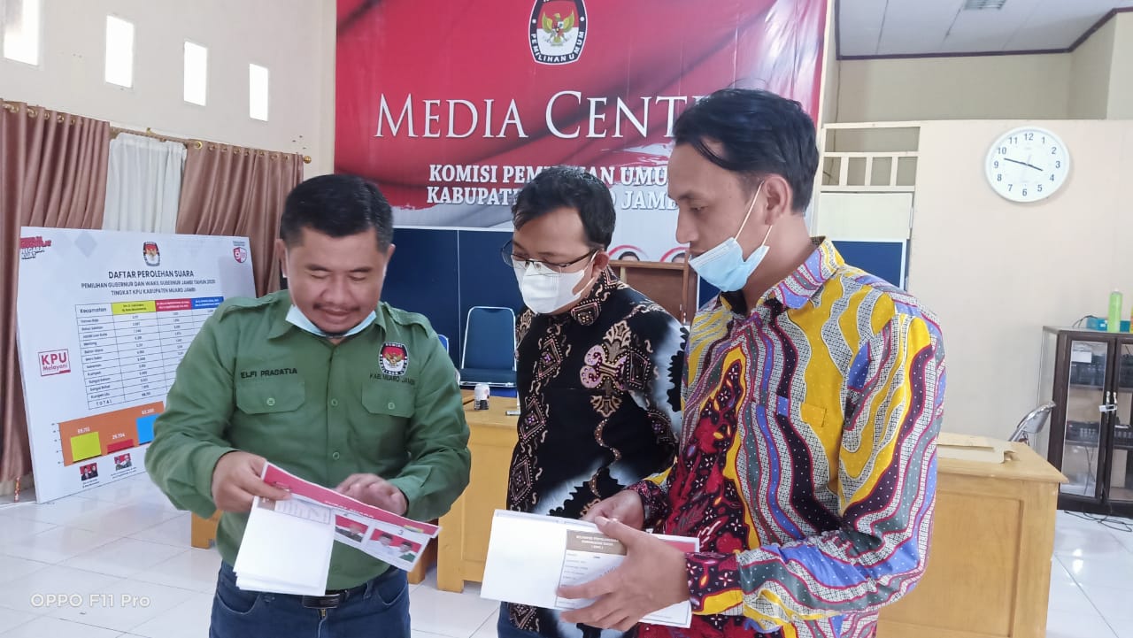 Bawaslu Jambi saat pe pengawalan logistik PSU Pilgub Jambi