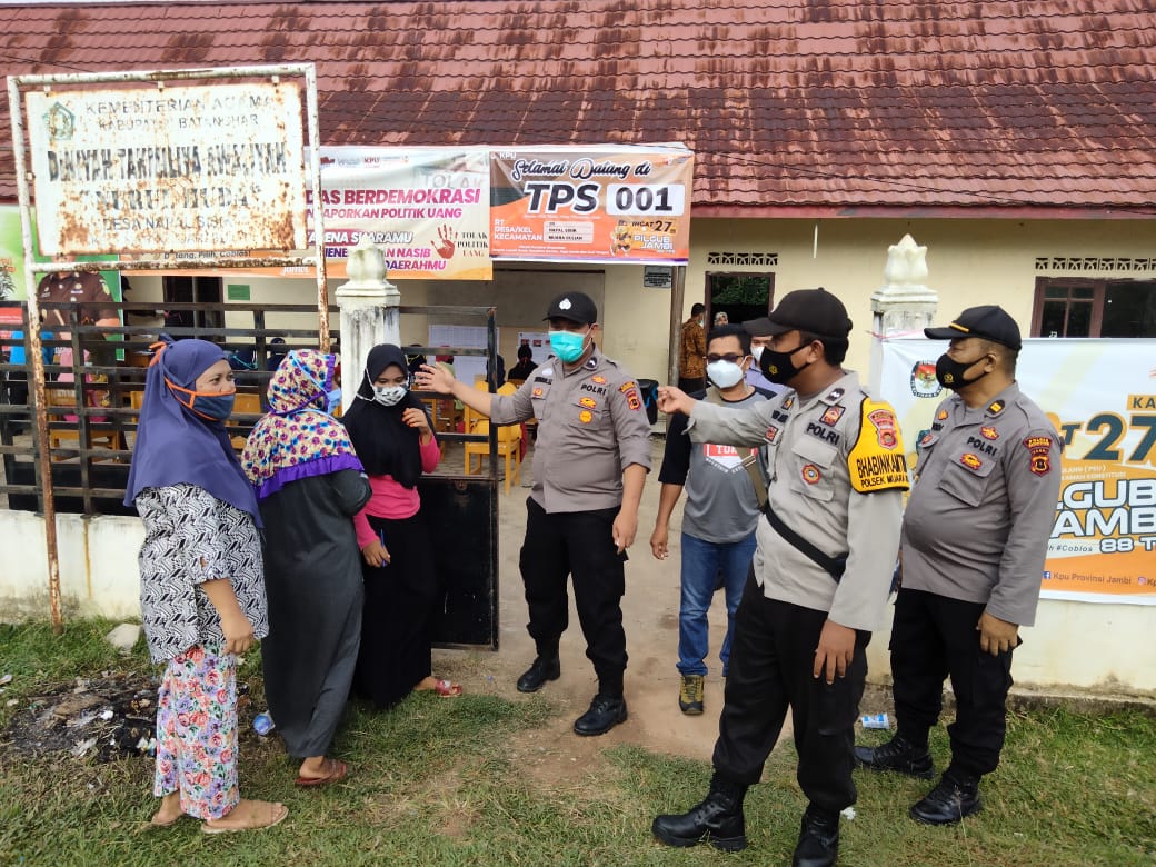 Anggota kepolisian saat kawal ketat TPS 01 Desa Napal Sisik