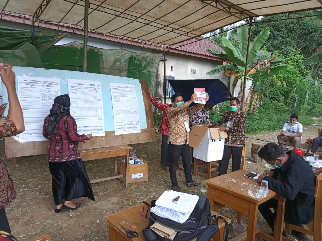 Perhitungan suara TPS 01 Penyengat Olak