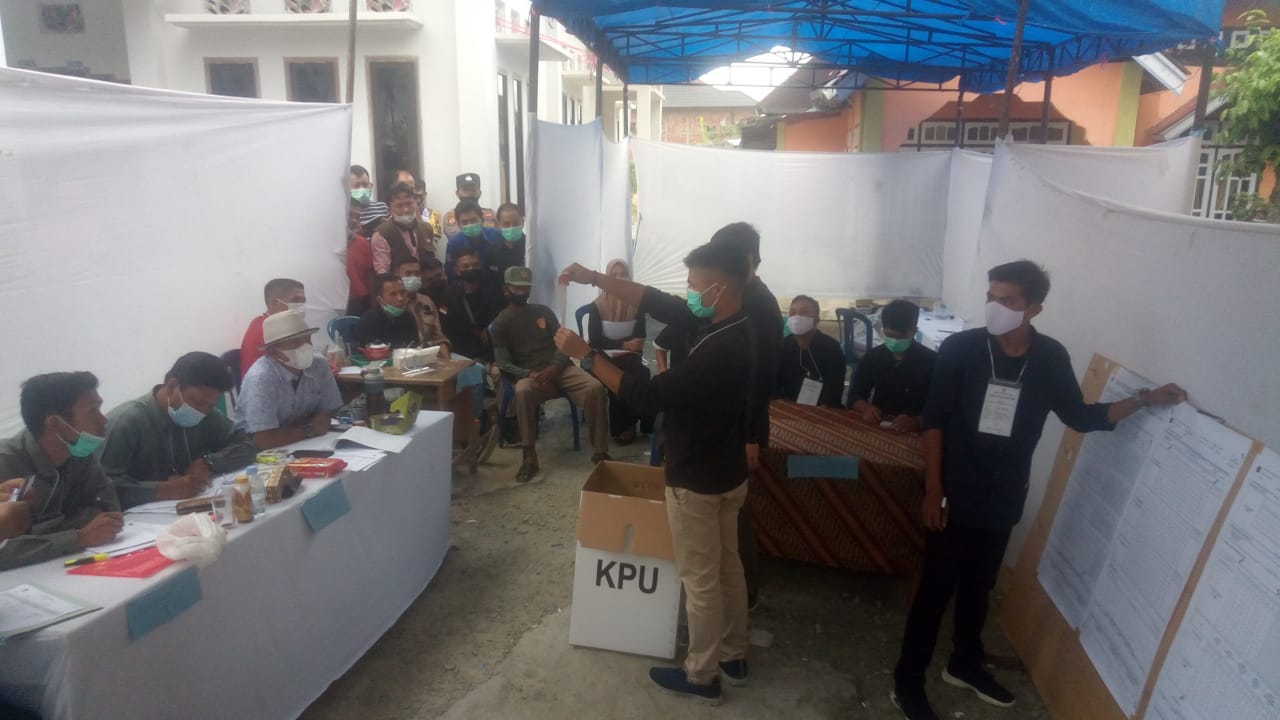 Petugas saat melakukan perhitungan suara 