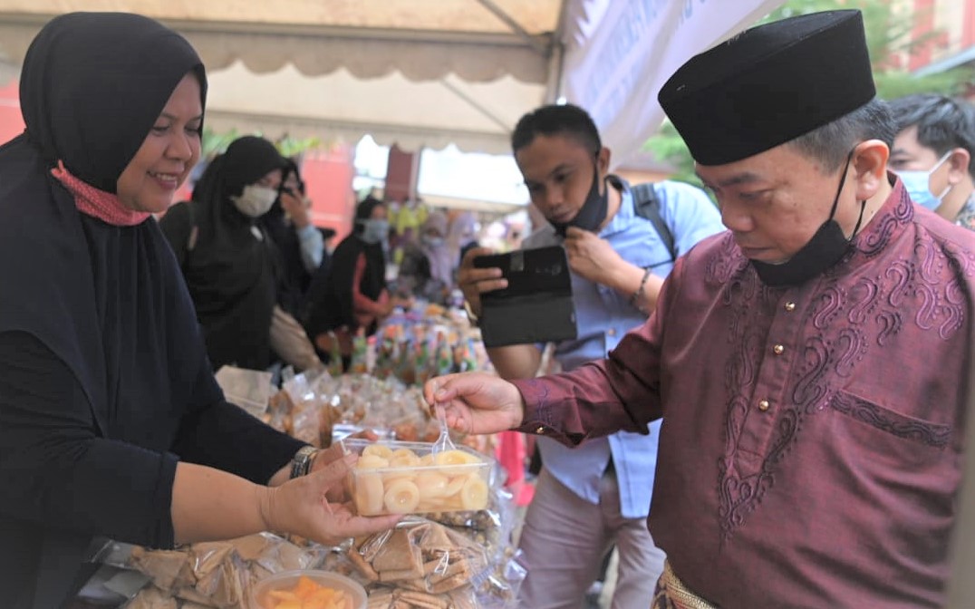 Al Haris saat tinjau bazar UMKM