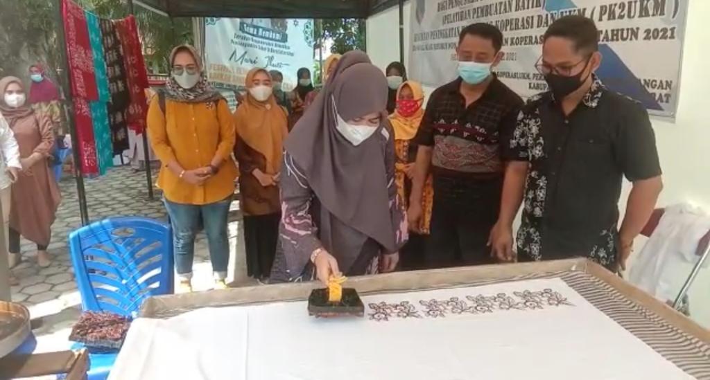 Hj Fadhilah Sadat saat meninaju pelatihan membuat batik