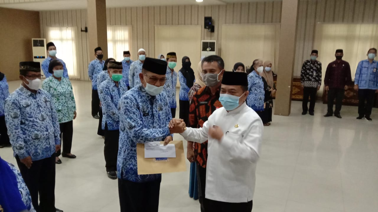 Al Haris saat salurkan bantuan sosial ke 55 ASN pensiun