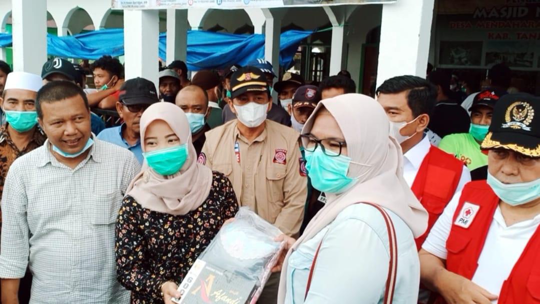 Dilla Hich saat salurkan bantuan untuk korban kebakaran di Desa Mendahara Tengah 