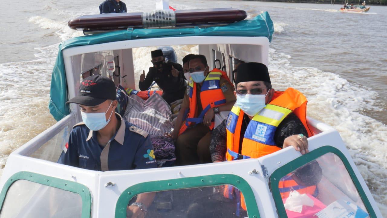 Bupati Tanjab Barat Anwar Sadat saat resmikan ambulance air 