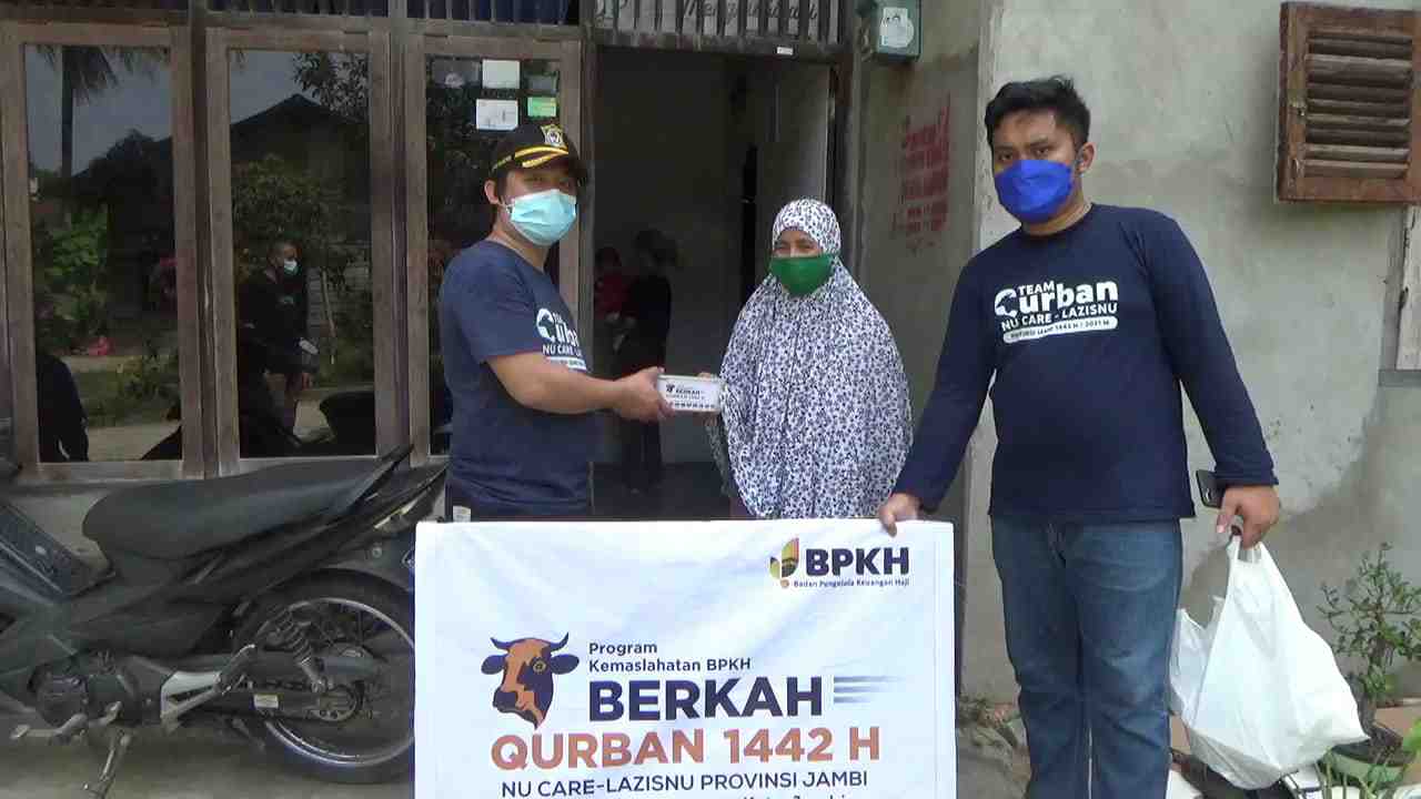 Panitia saat serahkan daging qurban ke warga