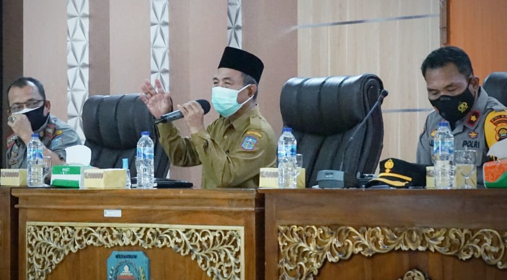 Mashuri saat pimpin rapat koordinasi Satgas Covid-19 Merangin