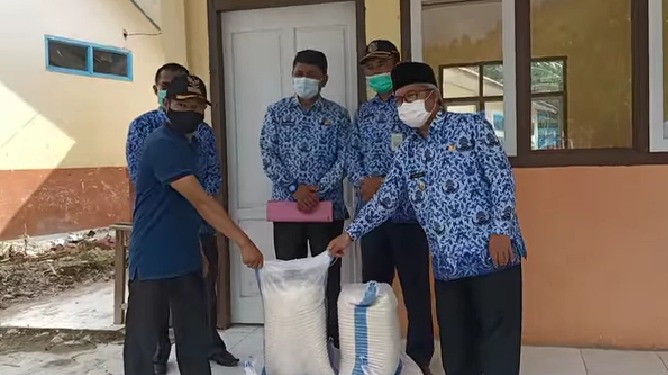Wabup ami Taher dan Pj Sekda Asraf saat serahkan bantuan