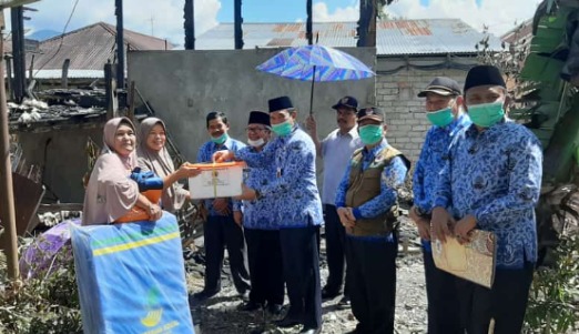 Pemkab Kerinci saat serahkan bantuan korban kebakaran di Desa Kamantan Tinggi