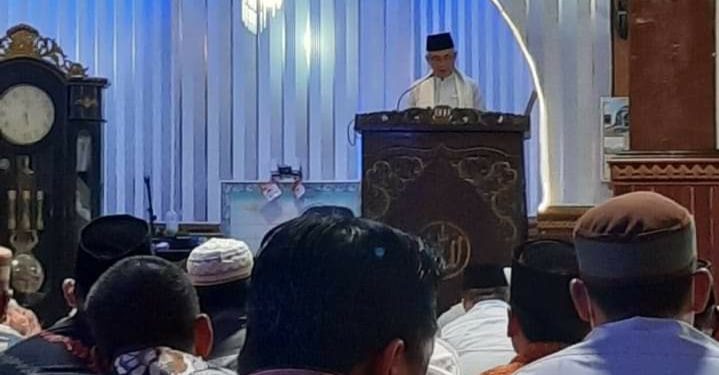 Bupati Adirozal saat safari Jumat di Masjid Raya Sungai Penuh