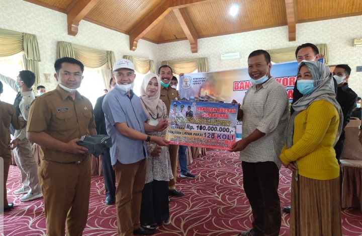 Pemkab Kerinci saat serahkan bantuan korban kebakaran Tanjab Timur