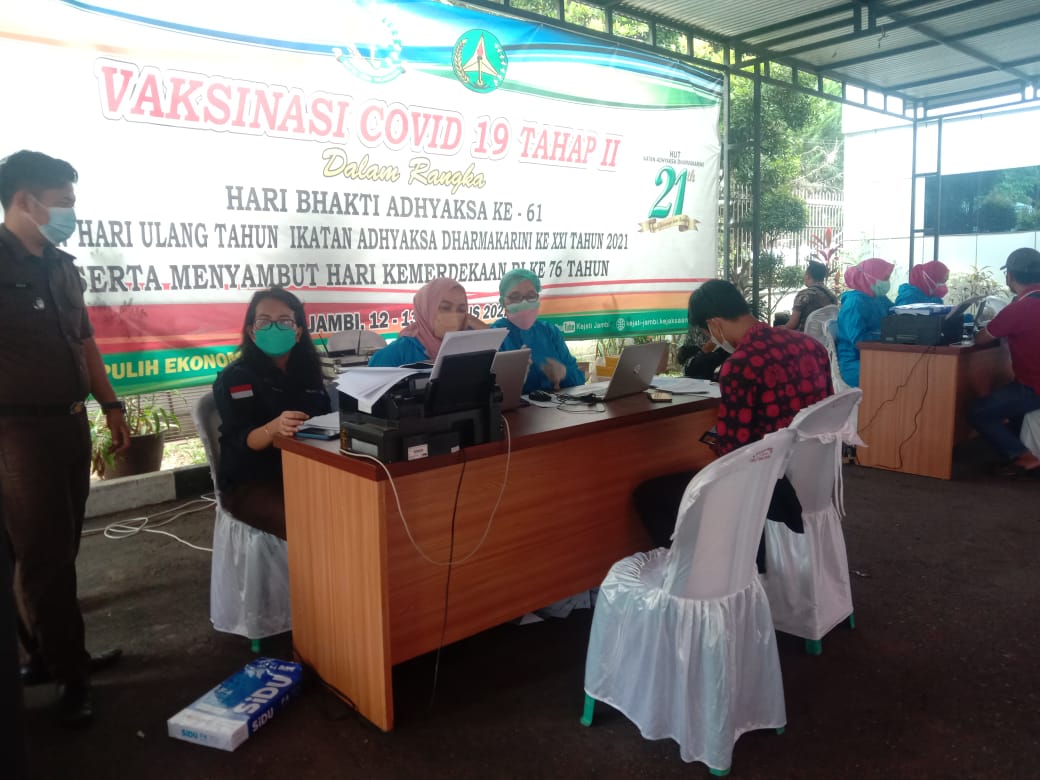 Vaksinasi Covid-19 tahap II Kejati Jambi 