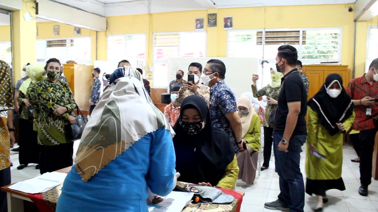 Kajati Jambi, Sapta Subrata saat tinjau vaksinasi Covid-19 di SMA Adhyaksa 1 Jambi