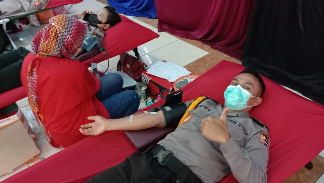 Siswa SIP angkatan 50 Resimen WSA saat gelar donor darah 