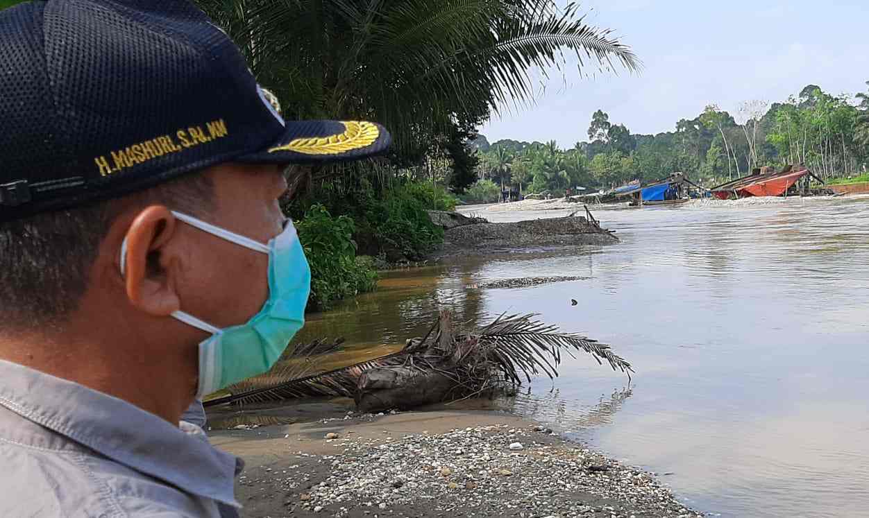 Mashuri saat pantau kondisi jalan putus  dari Dusun Satu ke Dusun Dua di Desa Lubuk Bumbun